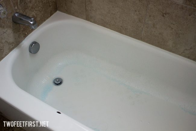The easy way to clean the bath tub.