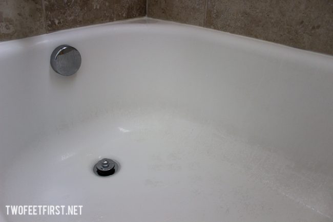 The easy way to clean the bath tub.