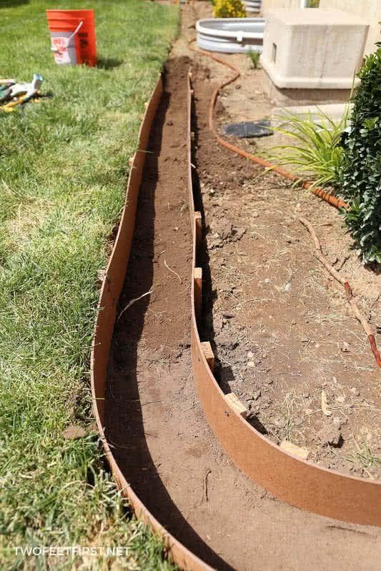 Install Concrete Landscape Edging Aka, How To Do Metal Garden Edging With Concrete