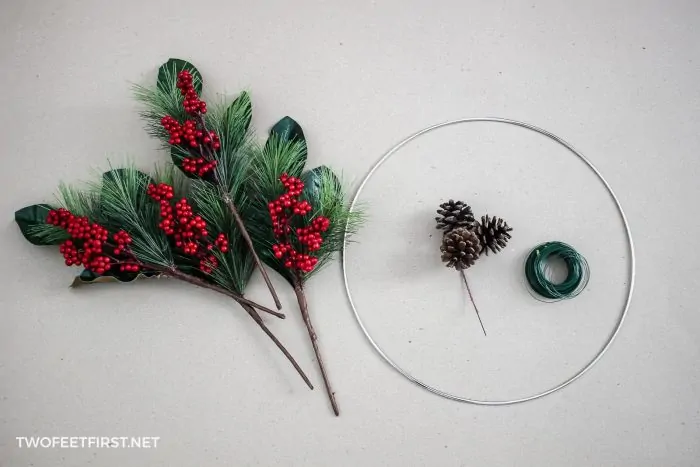 make a homemade Christmas wreath
